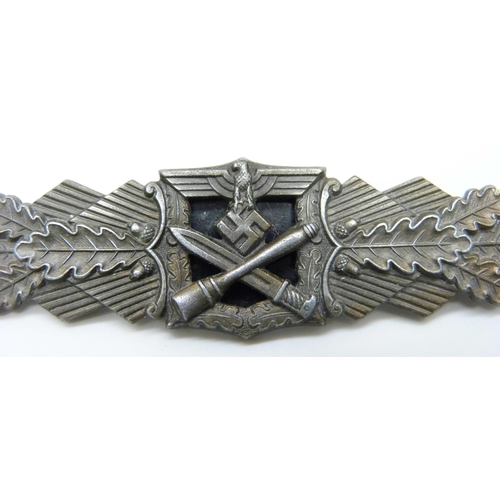 2059 - A German WWII close combat badge, 29.4g, 96mm