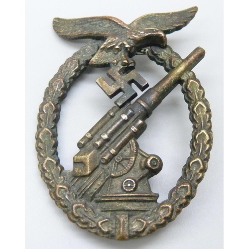 2065 - A German WWII anti-aircraft badge