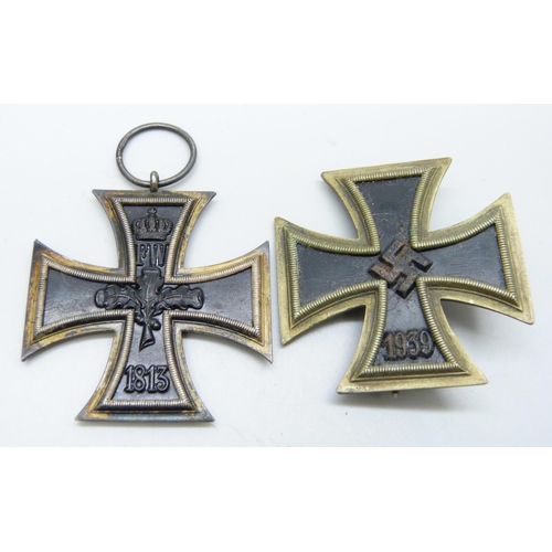 2070 - A German WWI iron cross medal and a 1939 badge