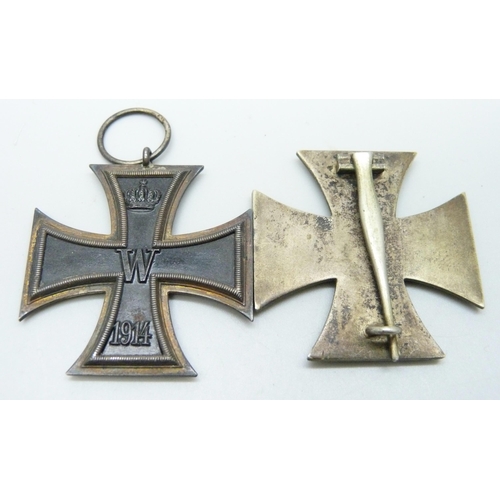 2070 - A German WWI iron cross medal and a 1939 badge