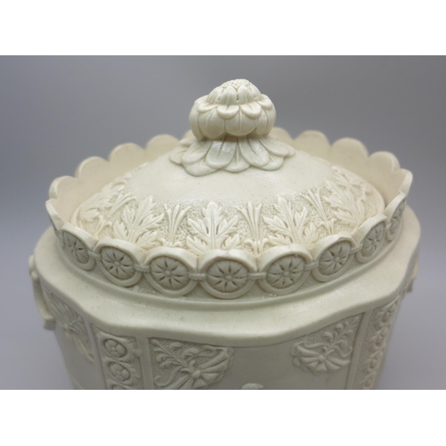 2115 - An early 19th century salt glazed sugar bowl