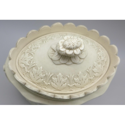 2115 - An early 19th century salt glazed sugar bowl