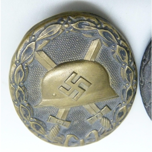 2062 - Two German WWII wound badges