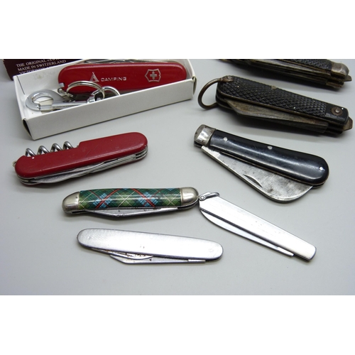 2285 - A collection of eight pocket knives including Victorinox and 1944 Richards Sheffield