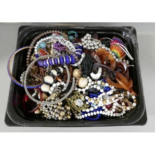 2326 - A tub of costume jewellery