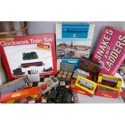 2338 - Tri-ang Hornby model rail, puzzle, draughts set, binoculars, etc.*PLEASE NOTE THIS LOT IS NOT ELIGIB... 