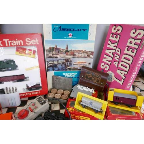 2338 - Tri-ang Hornby model rail, puzzle, draughts set, binoculars, etc.*PLEASE NOTE THIS LOT IS NOT ELIGIB... 