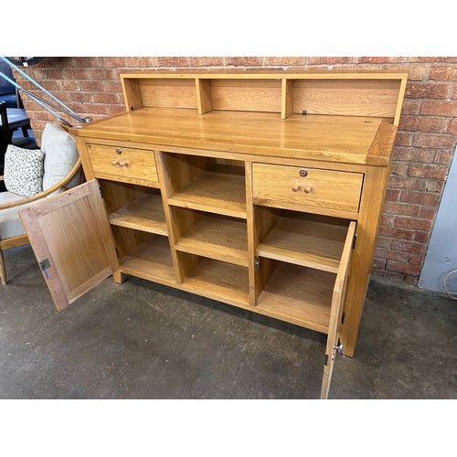 3170 - A solid oak reception desk with storage shelves (slight damage and a splinter on the left door) *Thi... 