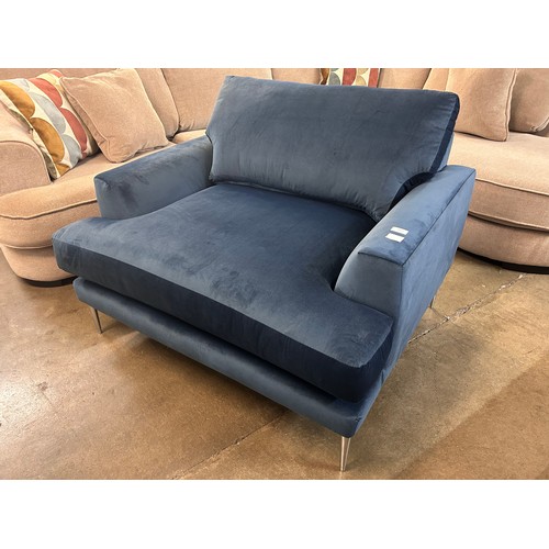 3002 - A velvet armchair in royal blue