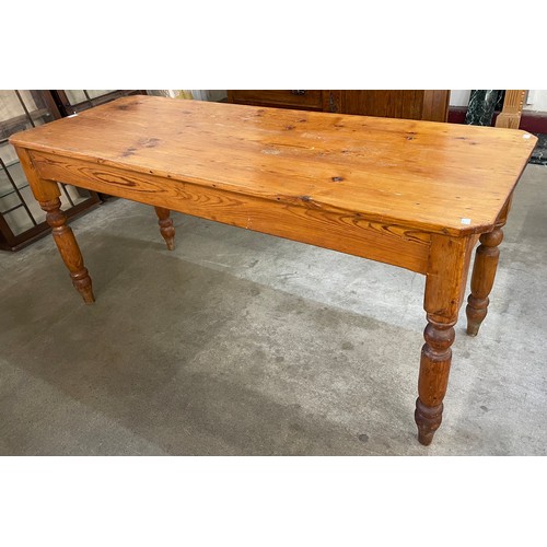 127 - An early 20th Century pine kitchen table