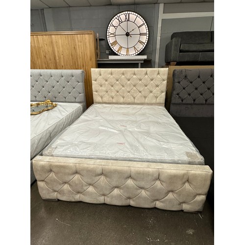 3154 - A buttoned champagne velvet upholstered king size bed