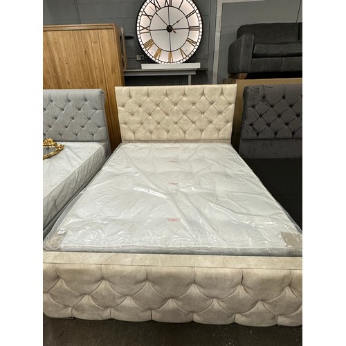 3154 - A buttoned champagne velvet upholstered king size bed