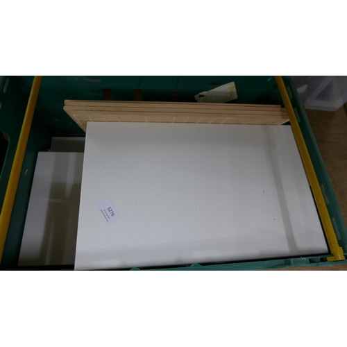 5294 - A quantity of 40x25cm white ceramic tiles