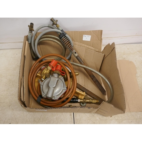 5026 - A box of gas regulators and hoses