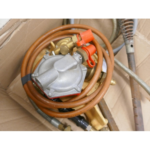 5026 - A box of gas regulators and hoses