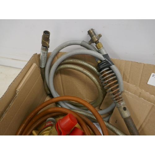 5026 - A box of gas regulators and hoses