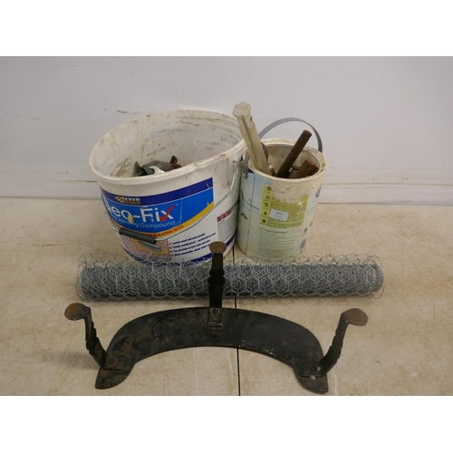 5031 - Two buckets of assorted hand tools, a part roll of mesh fencing and a cast metal shelf