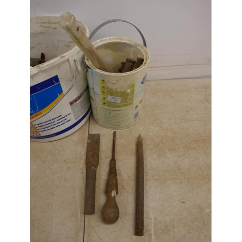 5031 - Two buckets of assorted hand tools, a part roll of mesh fencing and a cast metal shelf