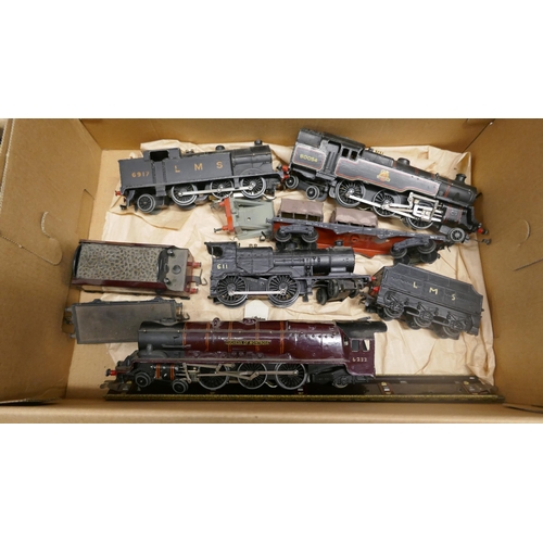 5060 - A large collection of Hornby Dublo model rail including a large quantity of track, architecture such... 