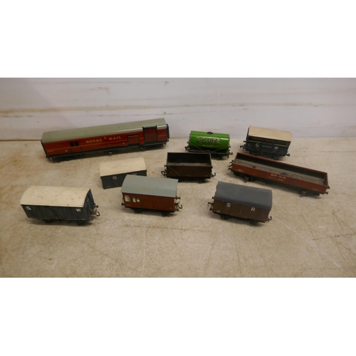 5060 - A large collection of Hornby Dublo model rail including a large quantity of track, architecture such... 