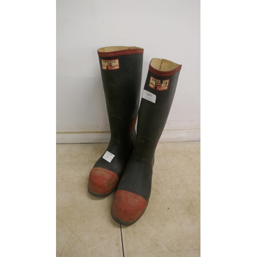 5067 - A pair of size 9 Argyll safety wellington boots and hi-vis work ware trousers