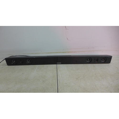 5107 - A Samsung PS-WE450 20w bluetooth soundbar and subwoofer with leads and remote controller