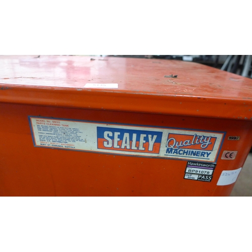 5135 - A Sealey SM20 parts cleaning tank