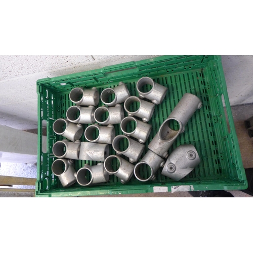 5142 - A large quantity of 'key clamp' fittings and steel tube for safety barrier/stair hand rail