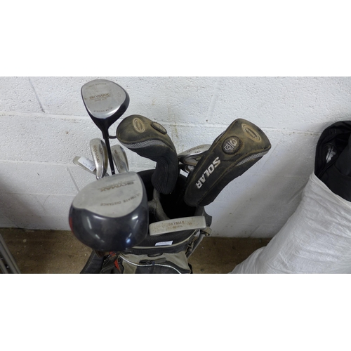 5175 - A set of left handed golf clubs including Ben Sayers and a golf bag