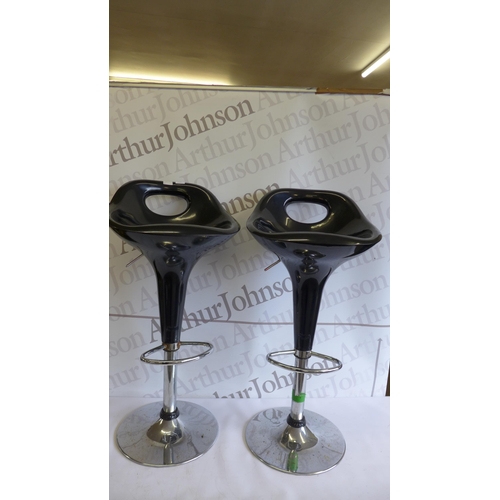 5183 - A pair of kitchen bar stools