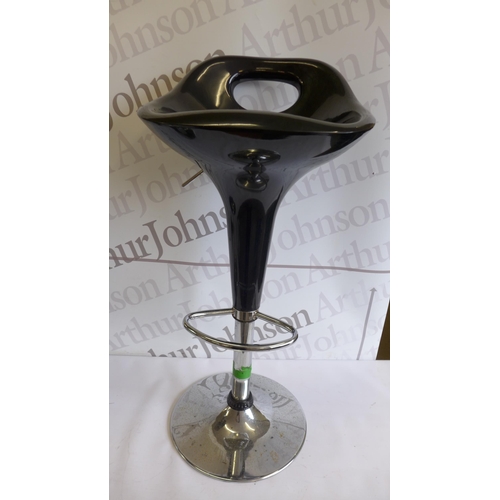 5183 - A pair of kitchen bar stools