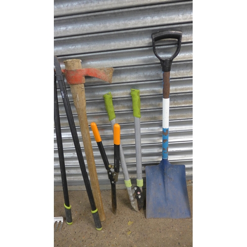 5194 - A quantity of garden tools including a pick axe, rake, lawn edging shears, patio and decking brush, ... 