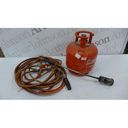 5202 - 2 gas powered blow torches with a Shell gas 4-7kg propane bottle