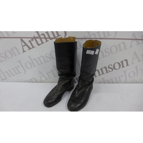 5207 - A pair of size 9 leather riding boots