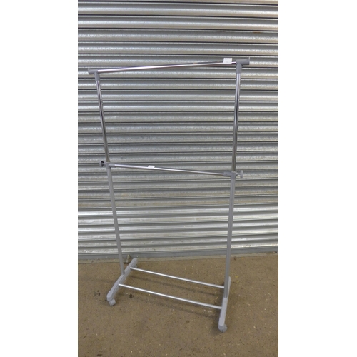 5227 - A mobile clothes rail