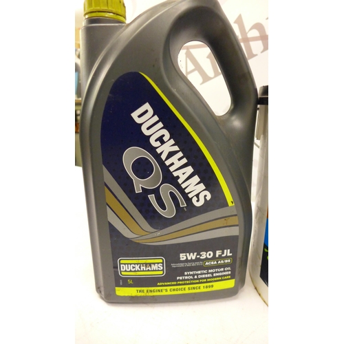 5252 - A 5 litre bottle of 5W-30 FJL engine oil (opened/partially used), a 4 litre bottle of 5W-40 fully sy... 