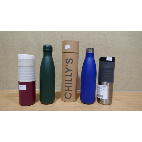 6078 - Two Chilly'S 500Ml Water Bottles and two Kambukka Hot/Cold Travel Mugs *This lot is subject to Vat