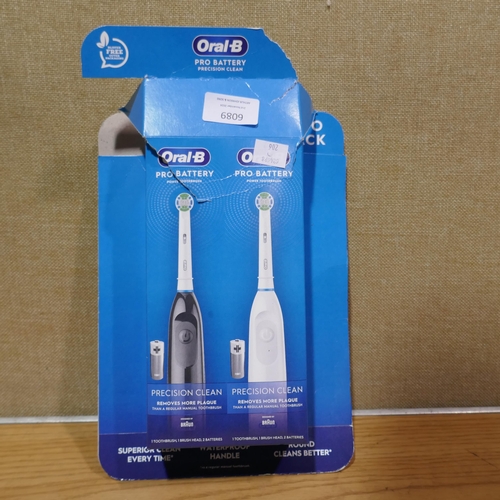 6089 - Oral-B Db5 Toothbrush and two Gillette Mach 3 Razorblade packs (Toothbrush missing)  *This lot is su... 