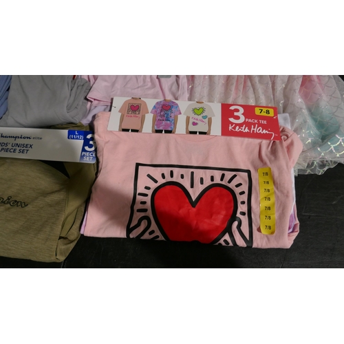 6226 - Quantity of mixed children's clothing. T-shirts, joggers, party dresses, etc., to include Skechers, ... 