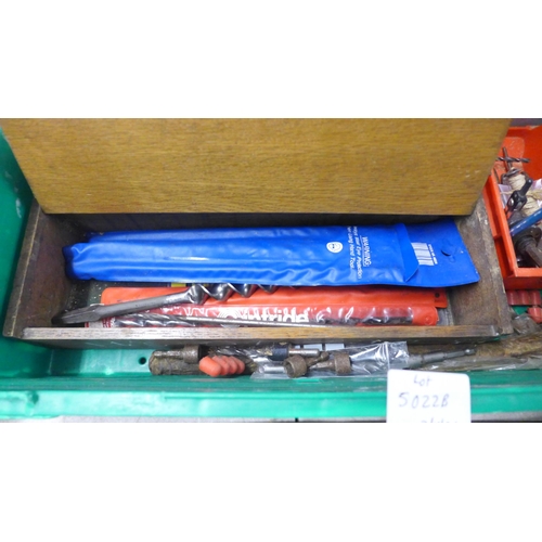 5022B - A large amount of assorted drill bits including hole saws and brace bits