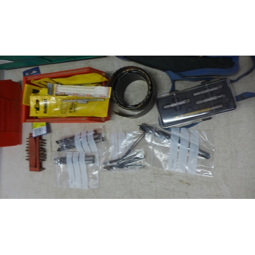 5022B - A large amount of assorted drill bits including hole saws and brace bits