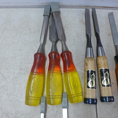 5022D - A quantity of assorted chisels including Modern Marples, Magnusson, Stanley and 2 Japanese steel car... 