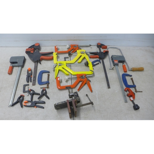 5022E - A collection of assorted clamps and clips including Record G clamps