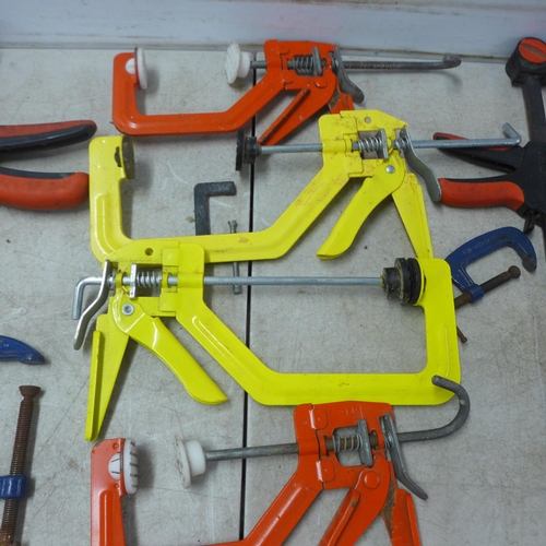 5022E - A collection of assorted clamps and clips including Record G clamps