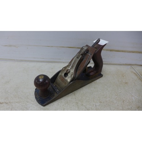 5022J - 3 wood planes, Stanley No.4½ and Record No.05½ and a Record No.04