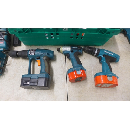 5040 - A quantity of Makita power tools including 5 drills 8390D, 6280D, 2 x 8480D, a quantity of batteries... 