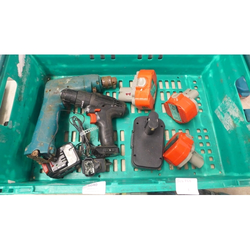 5040 - A quantity of Makita power tools including 5 drills 8390D, 6280D, 2 x 8480D, a quantity of batteries... 