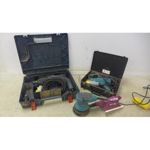 5043 - A quantity of 110V power tools - a Makita BO5012 palm sander, a Bosch GBH-2-26 DRE SDS hammer drill ... 