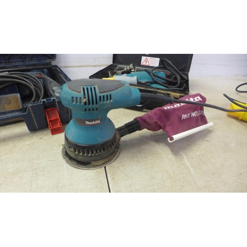 5043 - A quantity of 110V power tools - a Makita BO5012 palm sander, a Bosch GBH-2-26 DRE SDS hammer drill ... 