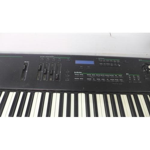 5090B - A Kurzweil PC88 key electronic synthesizer keyboard with power supply